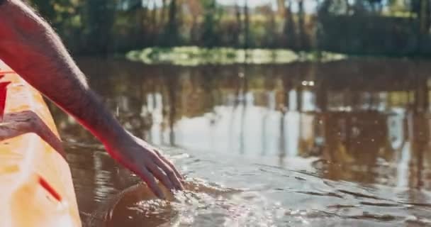 Acampar Lago Mão Homem Caiaque Para Esportes Fitness Diversão Viagem — Vídeo de Stock