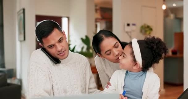 Afstandswerk Familie Man Met Meisje Kind Het Thuiskantoor Laptop Telefoongesprek — Stockvideo