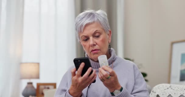 Medycyna Badania Starsza Kobieta Telefonem Łóżku Pod Kątem Składników Objawów — Wideo stockowe