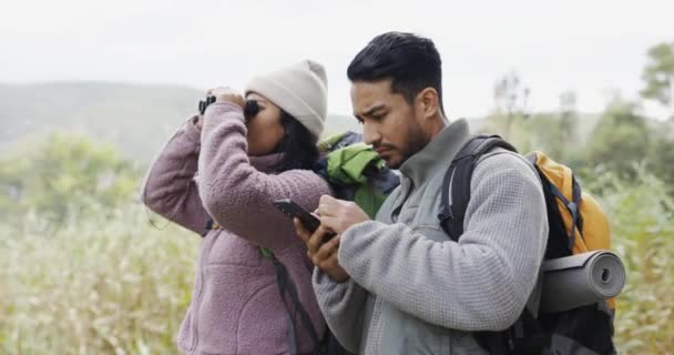 Paar Wandelen Mobiele Telefoon Met Locatie Zoeken Natuur Voor Reizen — Stockvideo