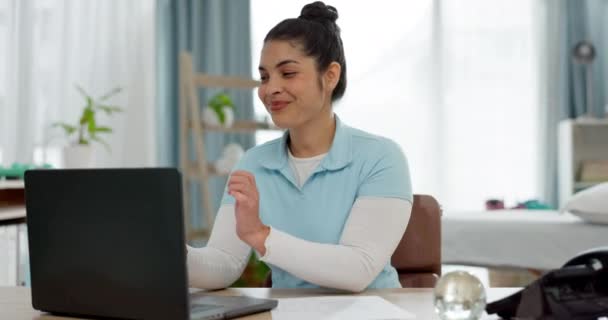 ラップトップ リサーチ リモートワーク 彼女の自宅オフィスで理学療法士の女性とヘルスケアのスタートアップのための コンピュータ 幸せな若い起業家は治療のためにオンラインで医学情報を読んでいます — ストック動画