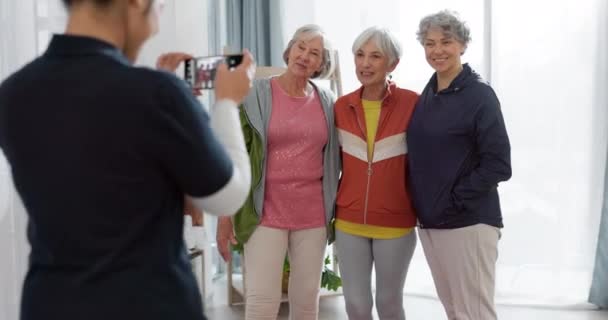 老朋友 在家锻炼 锻炼或健身后打电话和拍照 老年妇女 快乐人群以及经过健康 健康和退休方面的训练后在一起拍照的照片 — 图库视频影像