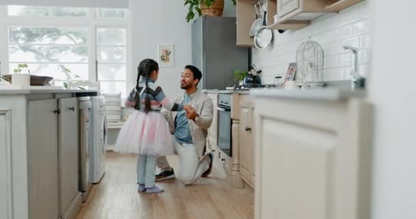 亲吻和父亲与女儿一起在厨房里寻求支持 爱和跳舞 芭蕾舞演员和音乐与男人和年轻姑娘一起在家中为学习 兴奋或幸福在一起 — 图库视频影像