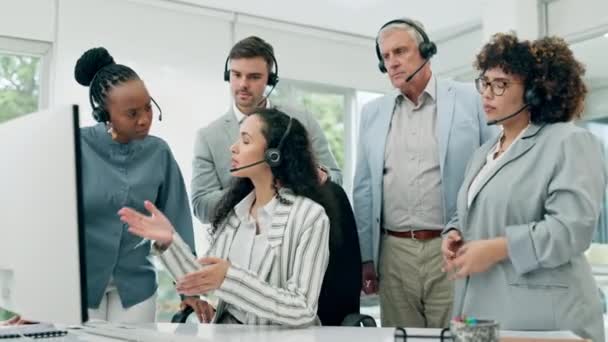コールセンター ビジネスマン コンピュータでのミーティング Eコマースサポート アドバイス トレーニング チームワークソリューション デスクトップでの女性 コンサルタントマネージャーのグループ 仕事の売上または利益のレビュー — ストック動画