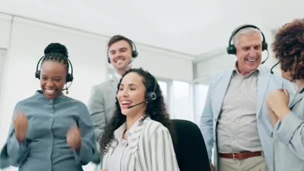 呼叫中心 掌声和人们的成功 目标和销售庆祝电脑上的电话营销团队合作 代理人 男女拍手 为获奖者和在职新闻喝彩 — 图库视频影像