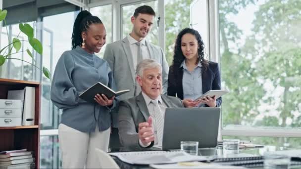 흐름을위한 비즈니스 노트북 노트북 팀워크를 말하는 여성과 남성의 컴퓨터에 — 비디오
