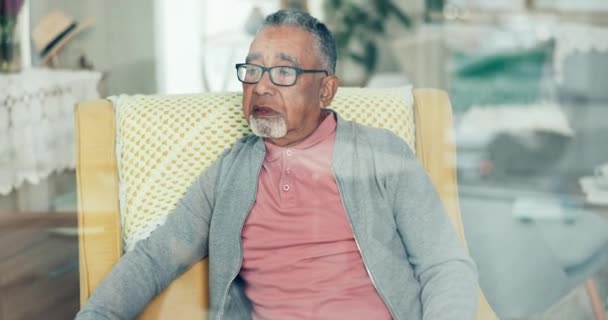 Λυπηρό Ηλικιωμένος Και Ένας Άντρας Ένα Σπίτι Κατάθλιψη Πρόβλημα Ψυχικής — Αρχείο Βίντεο