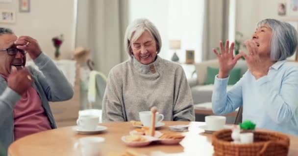 Barátok Idősek Teázgatás Egy Nyugdíjas Otthonban Idős Nők Egy Férfi — Stock videók