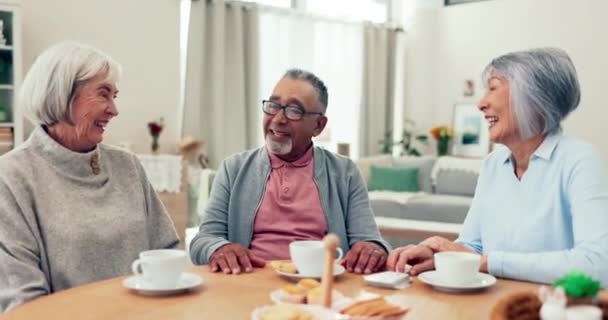 Старшие Люди Друзья Пьют Чай Разговаривают Столом Доме Престарелых Пожилые — стоковое видео