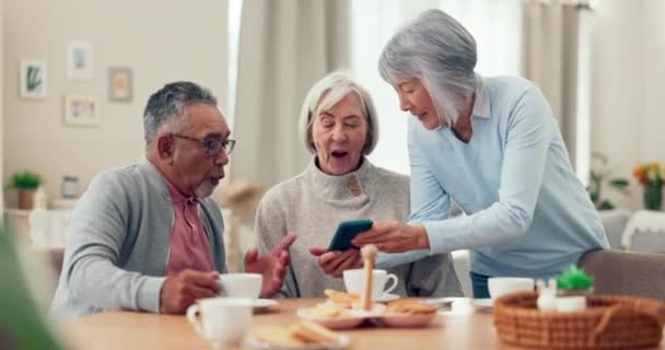 Orang Orang Senior Telepon Dan Teman Teman Berbicara Meja Rumah — Stok Video