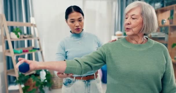 Perawatan Senior Dukungan Dan Fisioterapis Dengan Wanita Tua Dumbbell Dan — Stok Video