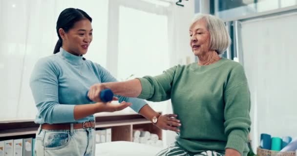 Altenpflege Hilfe Und Physiotherapeut Mit Frau Hantel Und Pflege Pflegeheim — Stockvideo