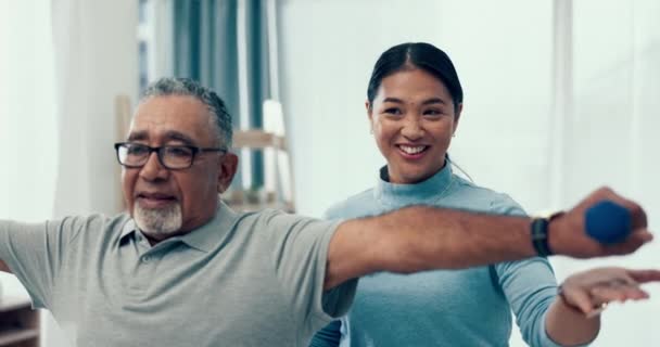 理疗师 老人或训练哑铃 用于锻炼 康复或康复康复 帮助病人进行理疗的成熟的人 活动手臂的人或快乐的女人 — 图库视频影像
