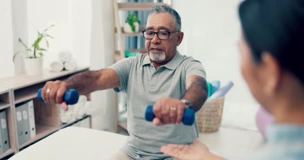 Cuidado Personas Mayores Ayuda Fisioterapeuta Con Anciano Mancuerna Atención Médica — Vídeo de stock