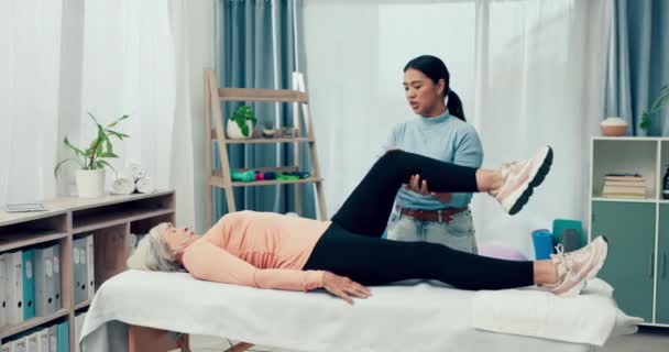 理学療法士 リハビリテーション または運動のための物理療法を助けるために膝を伸ばす古い女性 高齢者 カイロプラクターまたは脚や筋肉損傷のための理学療法のヒーリングワークアウト — ストック動画