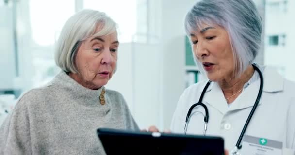 Υγειονομική Περίθαλψη Ηλικιωμένη Γυναίκα Και Γιατρός Δισκίο Αποτελέσματα Συμβουλευτικές Υπηρεσίες — Αρχείο Βίντεο