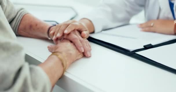 Fechar Mãos Médico Com Paciente Consulta Conforto Com Empatia Apoio — Vídeo de Stock