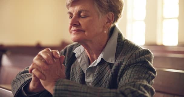 Modlitwa Senior Kobieta Kościół Wiarę Lub Przebaczenie Jezusem Chrystusem Emeryturze — Wideo stockowe