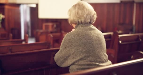 キリスト教の上級女性は 精神的 礼拝のためのベンチにいます 聖なる年配の女性の信仰と平和と背後 説教の前に宗教のために祈る — ストック動画