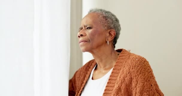 老年和黑人妇女在家里的窗口带着焦虑 压力或怀疑 烦躁或老年人透过窗帘看房子里的风景 问题或闯入者的担忧 — 图库视频影像