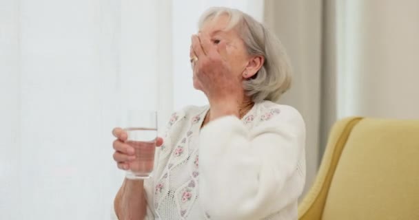 Água Pílulas Mulher Idosa Sofá Com Medicamentos Para Saúde Equilíbrio — Vídeo de Stock