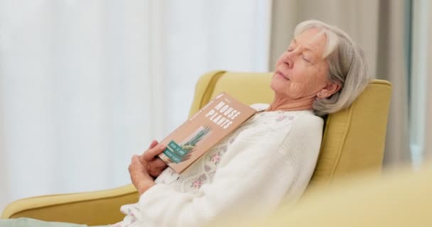 一个周末 还有睡在她现代房子客厅里的老年妇女 老年女性退休后在家中看完故事或小说后小睡片刻 — 图库视频影像