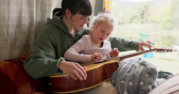 Wakacje Camper Gitara Dla Córki Mamy Uczenia Się Muzyką Talent — Wideo stockowe