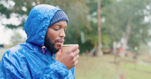 Camping Rano Czarny Człowiek Pijący Kawę Zimie Podczas Gdy Świeżym — Wideo stockowe