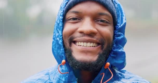 Πρόσωπο Χαρούμενος Και Ένας Μαύρος Άνδρας Πεζοπορία Στη Βροχή Υπαίθρια — Αρχείο Βίντεο