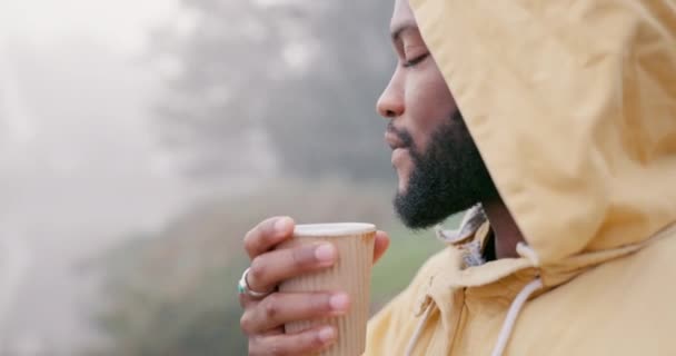 Xícara Café Natureza Rosto Homem Negro Relaxar Com Bebidas Bebidas — Vídeo de Stock