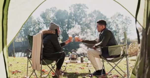 Kaffeetasse Zelt Und Ein Befreundetes Ehepaar Stoßen Binden Sich Und — Stockvideo