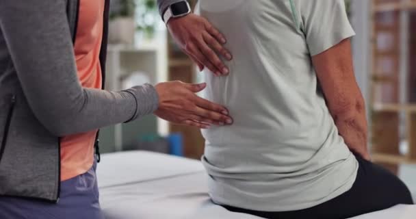 Hände Rückenschmerzen Oder Krankengymnastik Für Ältere Patienten Mit Hilfe Der — Stockvideo