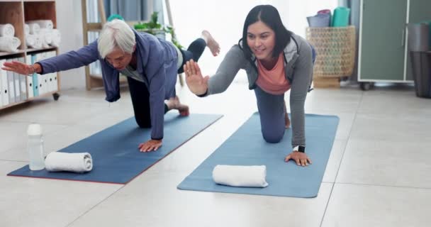 Vrouwen Patiënten Bejaardenzorg Yogalessen Voor Fitness Verpleging Stretching Van Het — Stockvideo