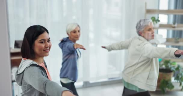 Mulheres Sênior Ioga Classe Alongamento Fitness Com Treinamento Flexibilidade Vitalidade — Vídeo de Stock
