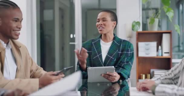 ピッチ 黒人女性ボスとプロジェクトマネジメントワークショップで幸せなフィードバックを持つビジネスの人々のグループ 仕事の提案についてのチームワーク オンラインレポートとブレインストーミング — ストック動画