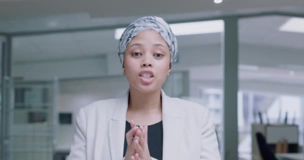 Muslimske Ansigt Kvinde Video Opkald Til Erhvervslivet Samtale Eller Kommunikation – Stock-video