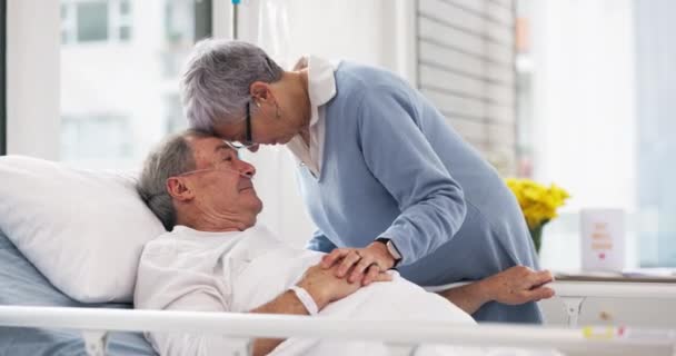 爱情或老年夫妇 病人和感情的移情 婚姻关系和对老年人的支持 退休保健 额头和有医疗护理的男子 癌症或疾病 — 图库视频影像