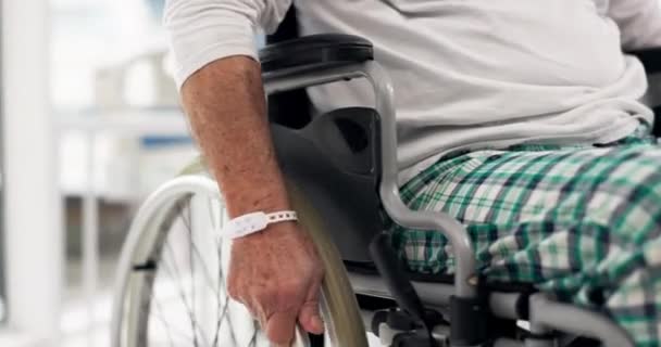 病人在诊断 治疗或手术后在医院里的轮椅 病假和特写 在医疗或康复诊所的老年残疾人的医疗保健 医疗和放大 — 图库视频影像