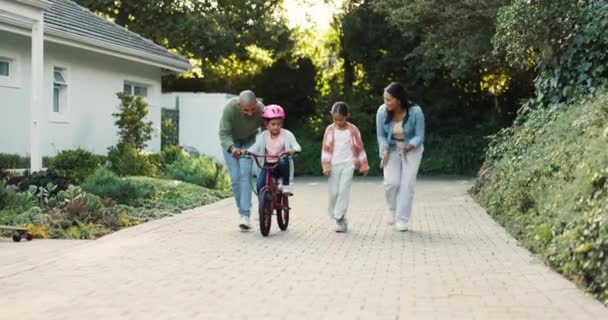 Família Pais Menina Com Aprendizagem Bicicleta Irmã Com Apoio Ensino — Vídeo de Stock