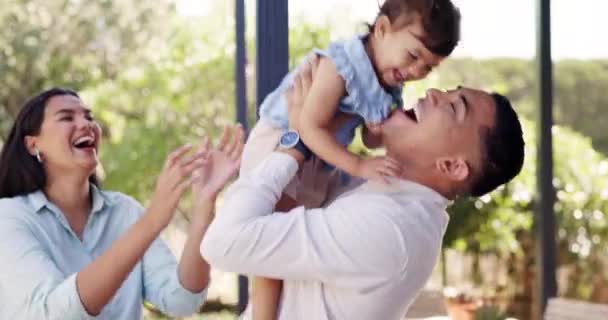 Onnellinen Rakkaus Vanhemmat Leikkivät Lapsensa Kanssa Perheensä Kodin Takapihalla Puutarhassa — kuvapankkivideo