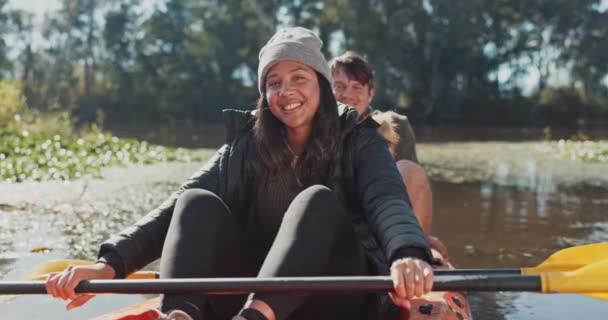 女子和划艇 面对人们在皮划艇上的健康和自然旅行 自由自由自由自由自由自由自由自由自由 — 图库视频影像