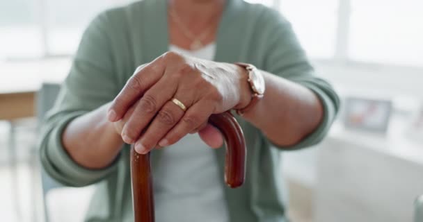 在养老院为老年护理的手 手杖和老年残疾妇女 在保健机构为中风 关节炎或康复提供助行器的老妇人的手杖 平衡和手指 — 图库视频影像