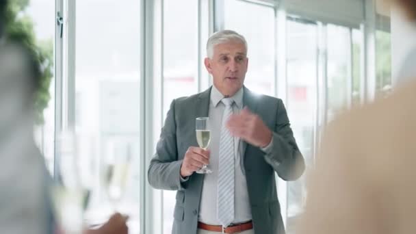 Succes Ceo Champagne Met Zakenmensen Toespraak Het Kantoor Voor Feest — Stockvideo