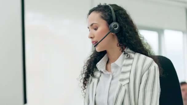 Auriculares Conversación Una Mujer Centro Llamadas Para Servicio Cliente Telemarketing — Vídeo de stock