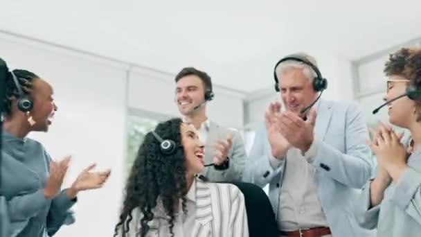 呼叫中心 掌声和人们的成功 目标和销售庆祝电脑上的电话营销团队 咨询师 男女探员鼓掌 击掌得分5 获胜者或在职新闻 — 图库视频影像