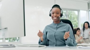 Çağrı merkezi, müşteri hizmetleri ve bilgisayardaki siyahi kadın yardım, tavsiye ve danışmanlık için konuşuyor. Tele-pazarlama, iş ve kadın kişi iletişim, crm desteği ve iletişimden bahseder.