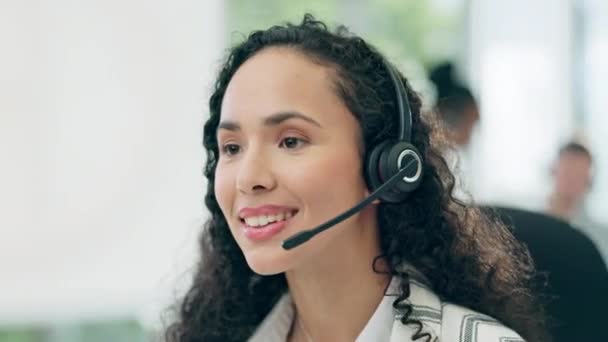 交谈和一个妇女在呼叫中心客户服务 电话营销和Crm 技术支助 销售或服务台咨询计算机中女性顾问或代理人的面孔 — 图库视频影像