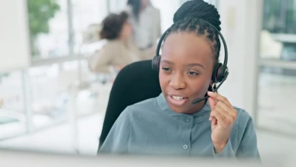 客户支持 呼叫中心和黑人妇女与麦克风交谈求助 建议和咨询电脑 电话推销 商业和妇女为联系 支持和沟通说话 — 图库视频影像