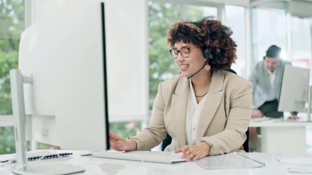 Çağrı Merkezi Müşteri Hizmetleri Ofisteki Kadın Bilgisayarda Yardım Tavsiye Danışmanlık — Stok video