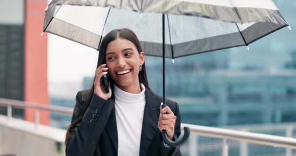 그녀의 사무실 건물의 옥상에 도시에서 우산과 사업가 마을의 발코니에서 모바일 — 비디오